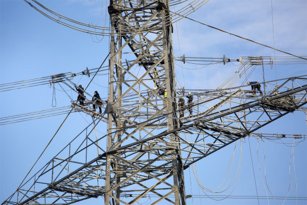 工人们在组装输电塔图片下载