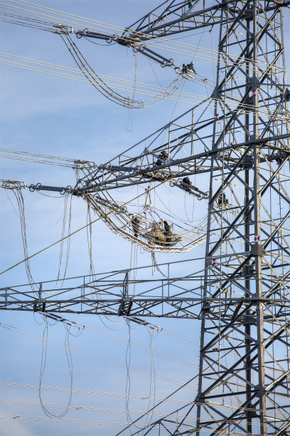 工人们在组装输电塔图片下载