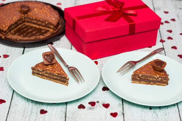 情人节的礼物是两人份的巧克力蛋糕图片下载