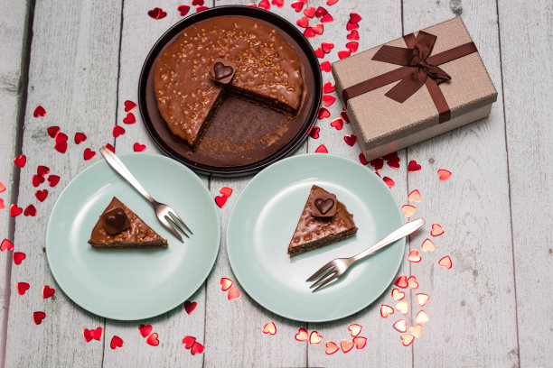 情人节的礼物是两人份的巧克力蛋糕图片下载