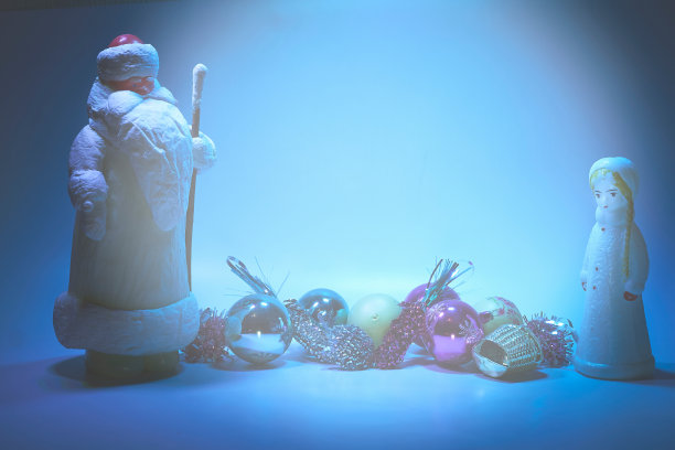 圣诞老人带着迷人的孙女和蓝色的新年玩具。文本空间图片下载