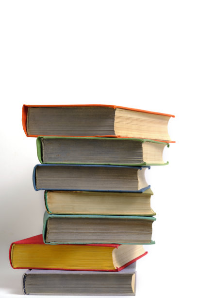 一堆破旧的彩色精装书白色背景。图片下载