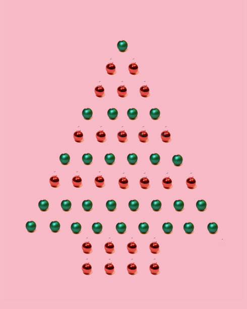 圣诞树由红色和绿色的装饰饰品制成，以粉红色为背景。圣诞节的主题。平铺概念。图片下载