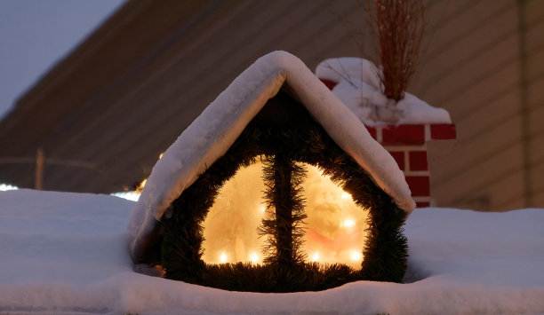 白雪覆盖的森林小屋作为圣诞装饰图片下载