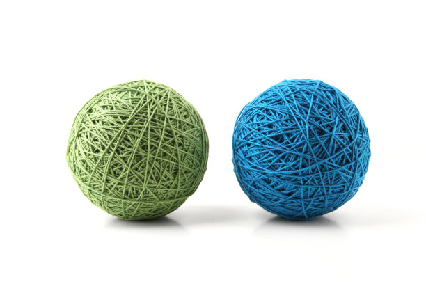 两个大线球绿色和蓝色孤立在白色背景。图片下载