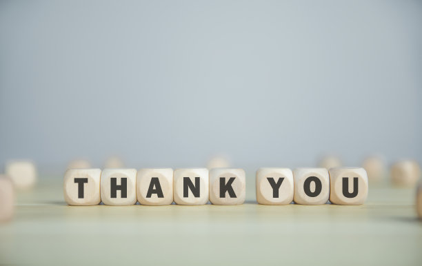 木制方块上的感谢信息图片下载