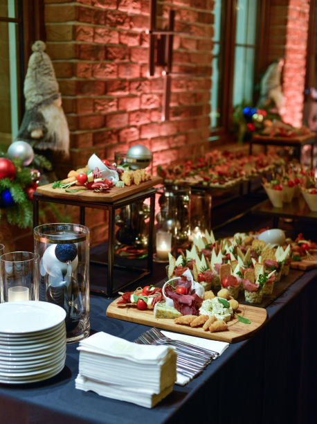 招待会上的自助餐。各式各样装饰精美的美食。宴会服务。餐饮及度假概念图片下载