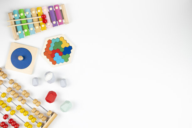 俯视图为彩色教育和音乐玩具的婴儿在白色背景。平铺，复制空间图片下载