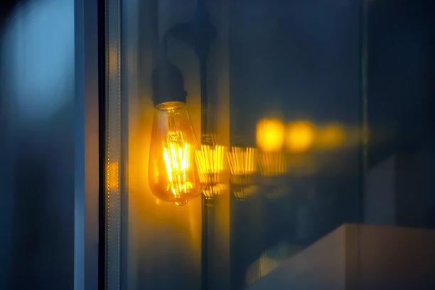 咖啡馆橱窗里的台灯。建筑内部装饰的细节图片下载