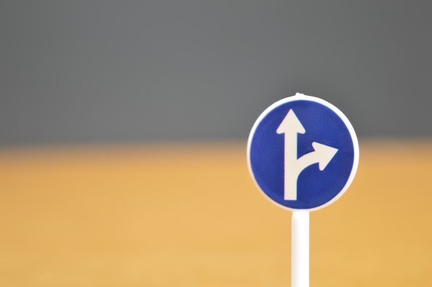 两个侧面箭头道路标志与模糊的背景。图片下载