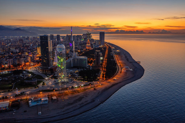 格鲁吉亚巴统市的夜间无人机鸟瞰图图片下载