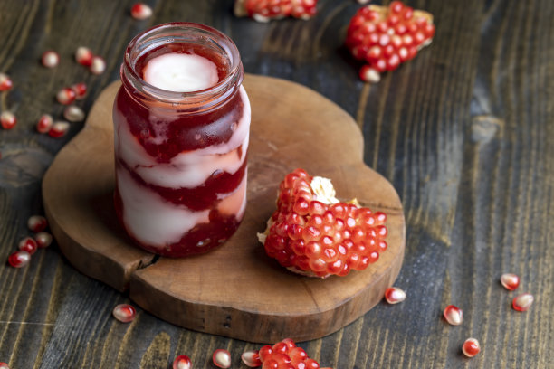 新鲜可口的石榴味牛奶酸奶照片摄影图片