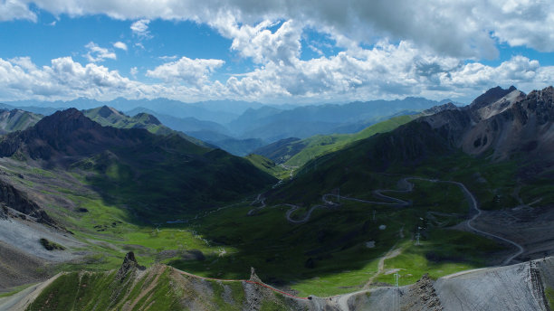穿越崎岖的山路，西藏图片下载