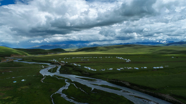 中国四川西部理塘，草地上的藏族蒙古包图片下载