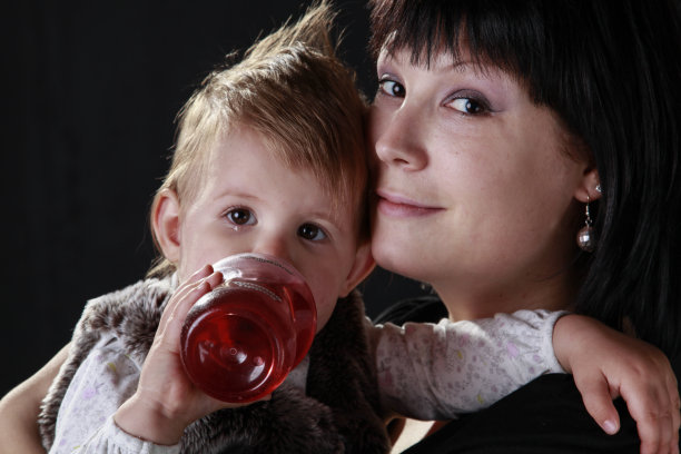 母亲在安慰她的男婴图片下载