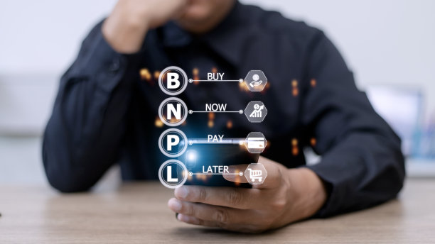 商人们拿着带有BNPL图标的智能手机，使用在线购物图标技术。先买后付的网购概念。图片下载