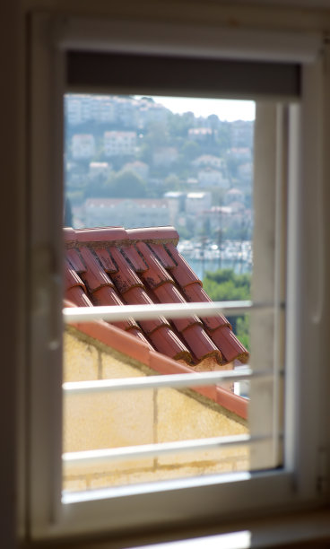 克罗地亚杜布罗夫尼克市一座山上的码头、桅杆和房屋图片下载