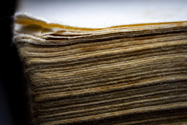 一本旧书的侧面特写图片下载