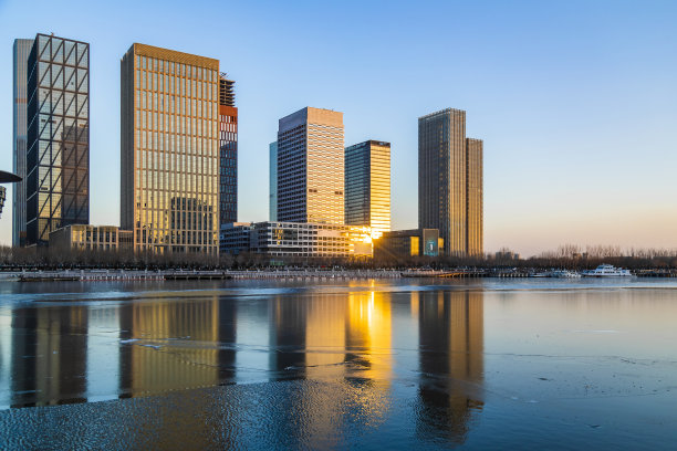 日落时分河边的高楼大厦图片下载