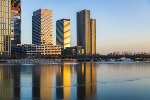 日落时分河边的高楼大厦图片下载