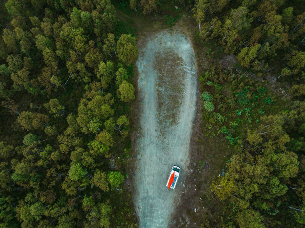 鸟瞰停在挪威国家公园的露营车图片下载
