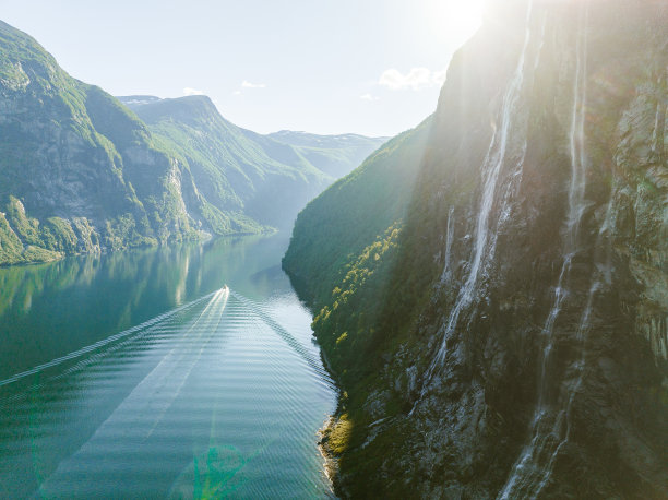 七姐妹瀑布附近的游轮鸟瞰图图片下载