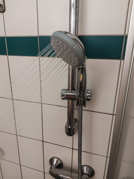 卫生设施，水从淋浴喷头流出图片下载