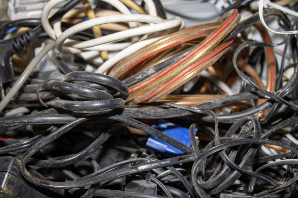 许多乱七八糟的电缆图片下载