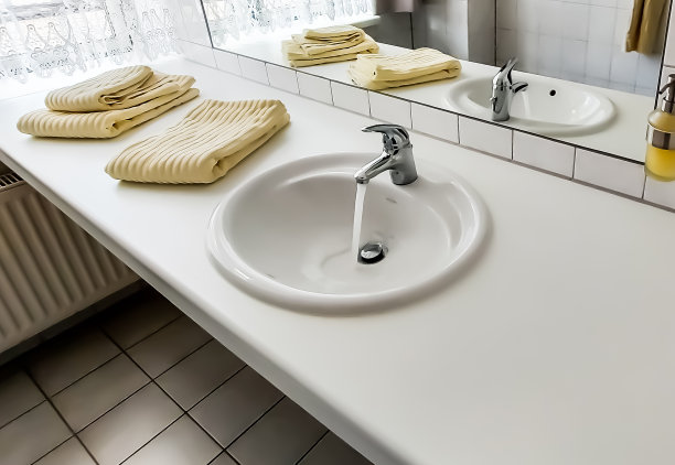 酒店有卫生设施，有自来水和毛巾图片下载