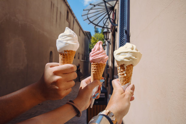 在阳光明媚的日子里融化甜筒冰淇淋图片下载