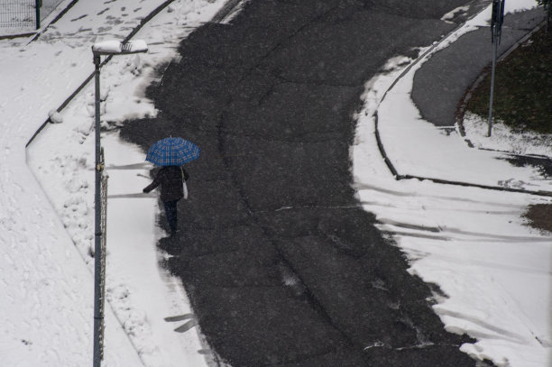 冬天，下雪，下雪。寒冷和霜冻中的路人。图片下载