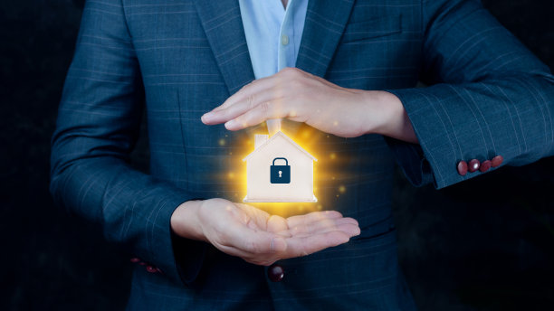 商人双手之间提供木屋，代表房屋所有权和房地产业务，家园保护理念，房屋住宅结构在手，商业家园理念图片下载