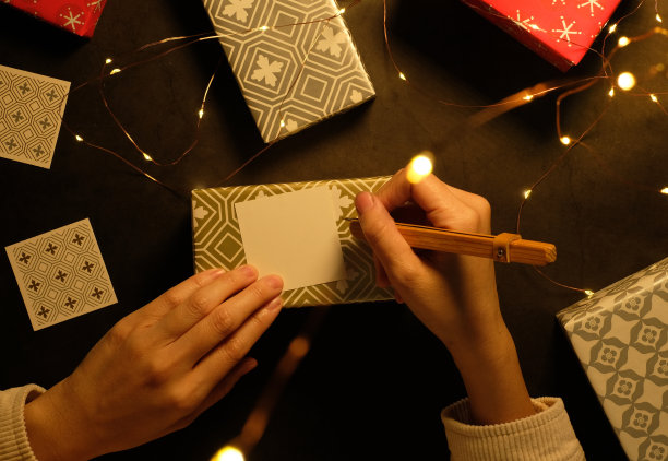 写圣诞礼品卡，节假日和除夕夜送礼物。图片下载