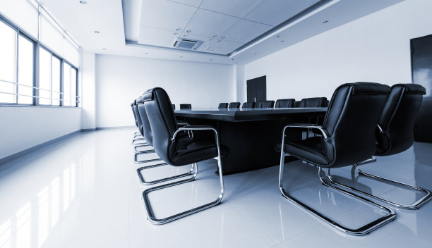 现代化会议室的会议桌和椅子图片下载