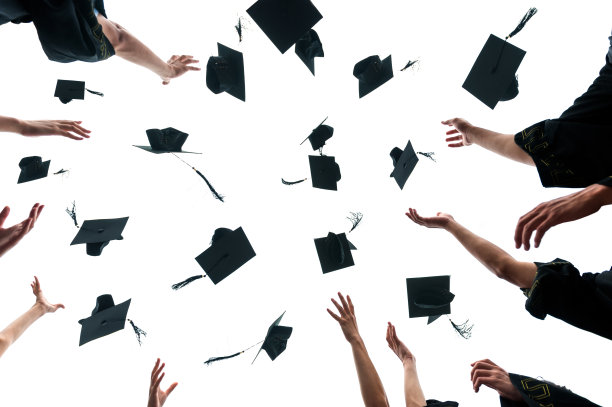 即将毕业的学生将毕业帽扔在白色背景上图片下载