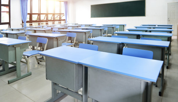 空荡荡的教室，蓝色的桌椅图片下载