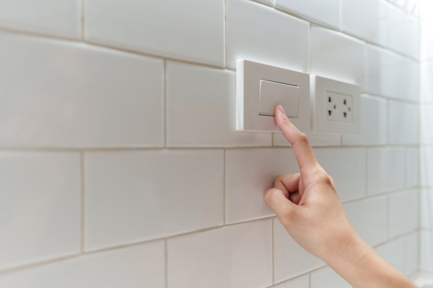 手指特写是关闭照明开关图片下载