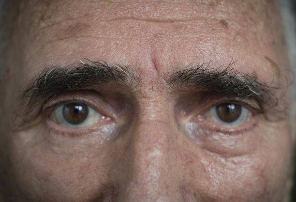 老人的眼睛图片下载