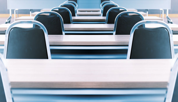 把会议室里的椅子收起来，舞台中间放一张演讲桌图片下载