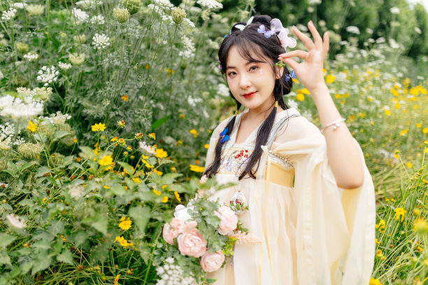 花丛中的亚洲汉服美人图片下载