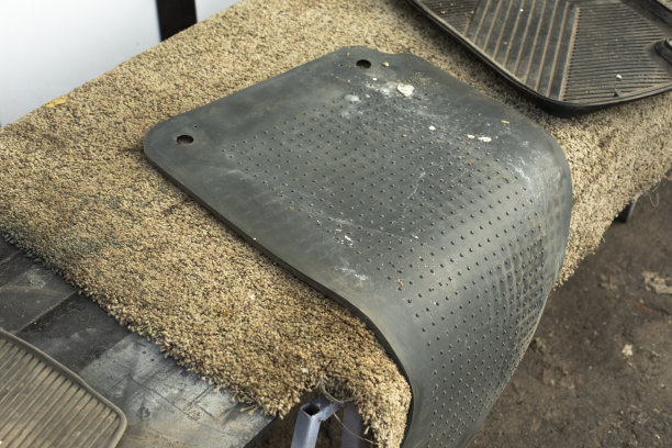 黑色汽车地毯。汽车脚垫。灰色被褥运输。图片下载