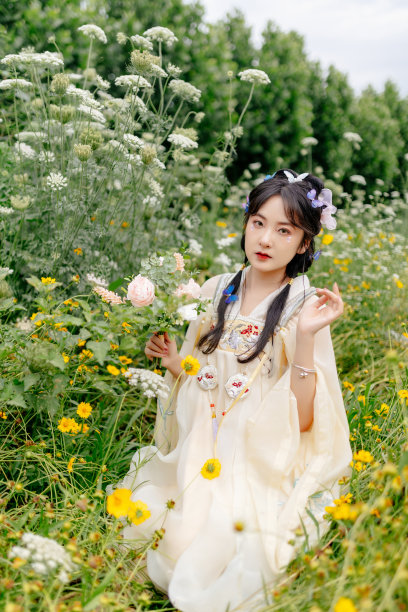 花丛中的亚洲汉服美人图片下载
