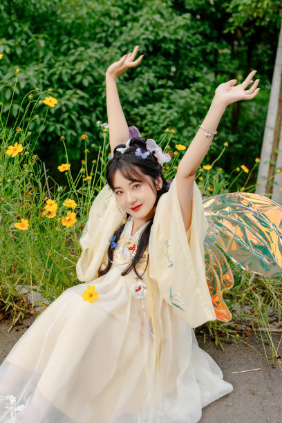 一个穿着亚洲汉服的美女在花丛中图片下载