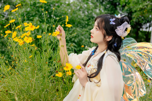 一个穿着中国服装的亚洲美女，正在室外花丛中图片下载