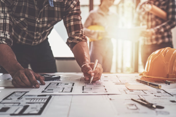 专业的建筑设计师、结构工程师团队同事讨论建筑方案设计方案图片下载