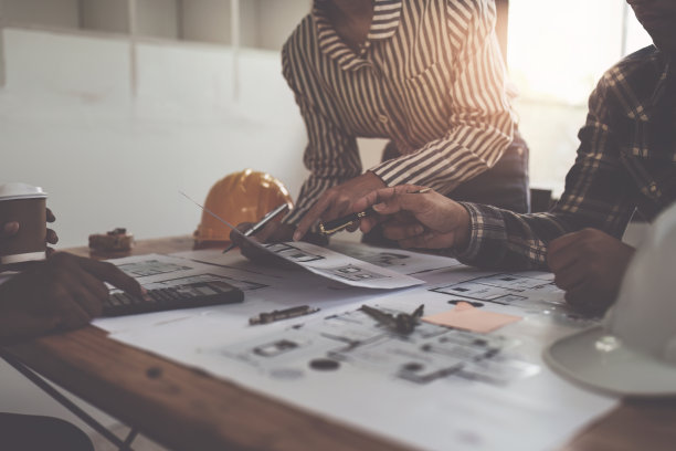 专业的建筑设计师、结构工程师团队同事讨论建筑方案设计方案图片下载