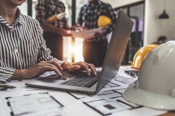 专业的建筑设计师、结构工程师团队同事讨论建筑方案设计方案图片下载