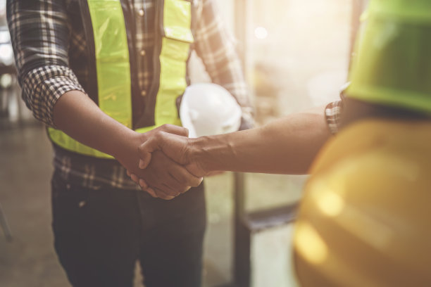 建筑师和工程施工工人在办公室施工现场完成协议后握手，成功的合作理念图片下载