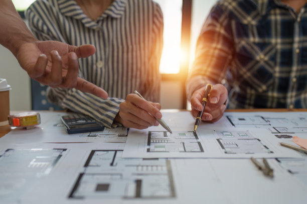 专业的建筑设计师、结构工程师团队同事讨论建筑方案设计方案图片下载