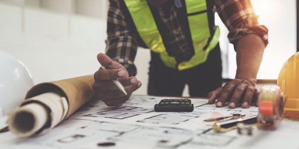 专业的建筑设计师、结构工程师团队同事讨论建筑方案设计方案图片下载